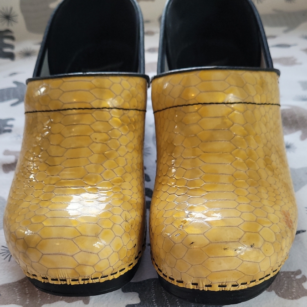 Dansko Size 40 Honeycomb Yellow Mules